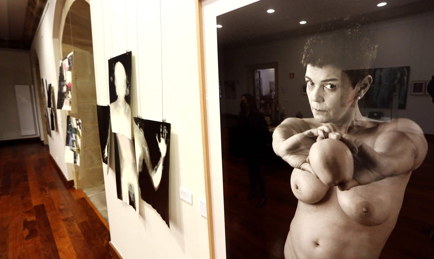 D.Museoa alberga desde este viernes y hasta el próximo 20 de mayo una exposición que, bajo el título 'Espacio para una Aparición', muestra las diferentes visiones de la iconografía cristiana de Gorka Salmerón y Joxan Iza que exponen juntos por primera vez.