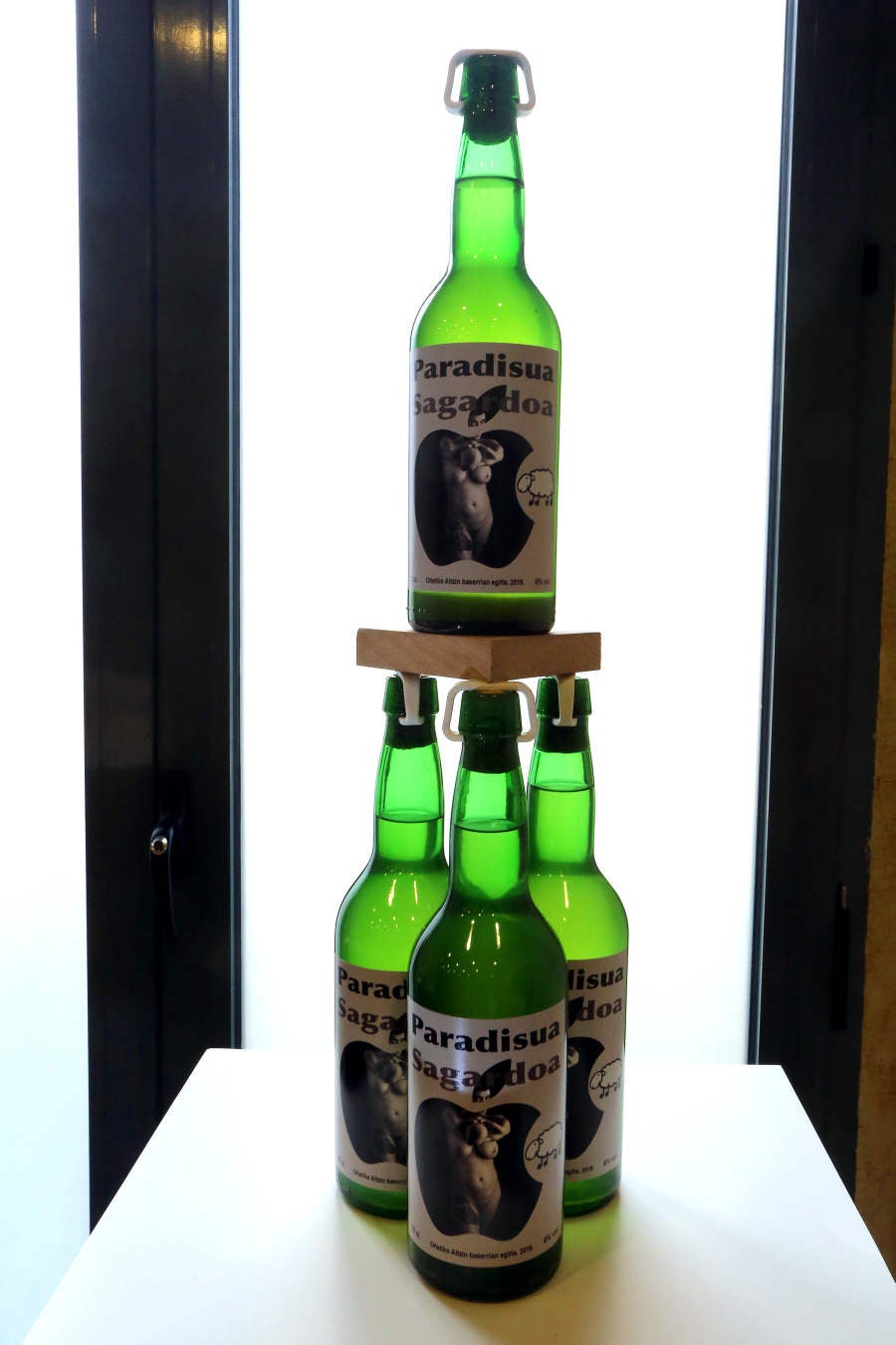 D.Museoa alberga desde este viernes y hasta el próximo 20 de mayo una exposición que, bajo el título 'Espacio para una Aparición', muestra las diferentes visiones de la iconografía cristiana de Gorka Salmerón y Joxan Iza que exponen juntos por primera vez.