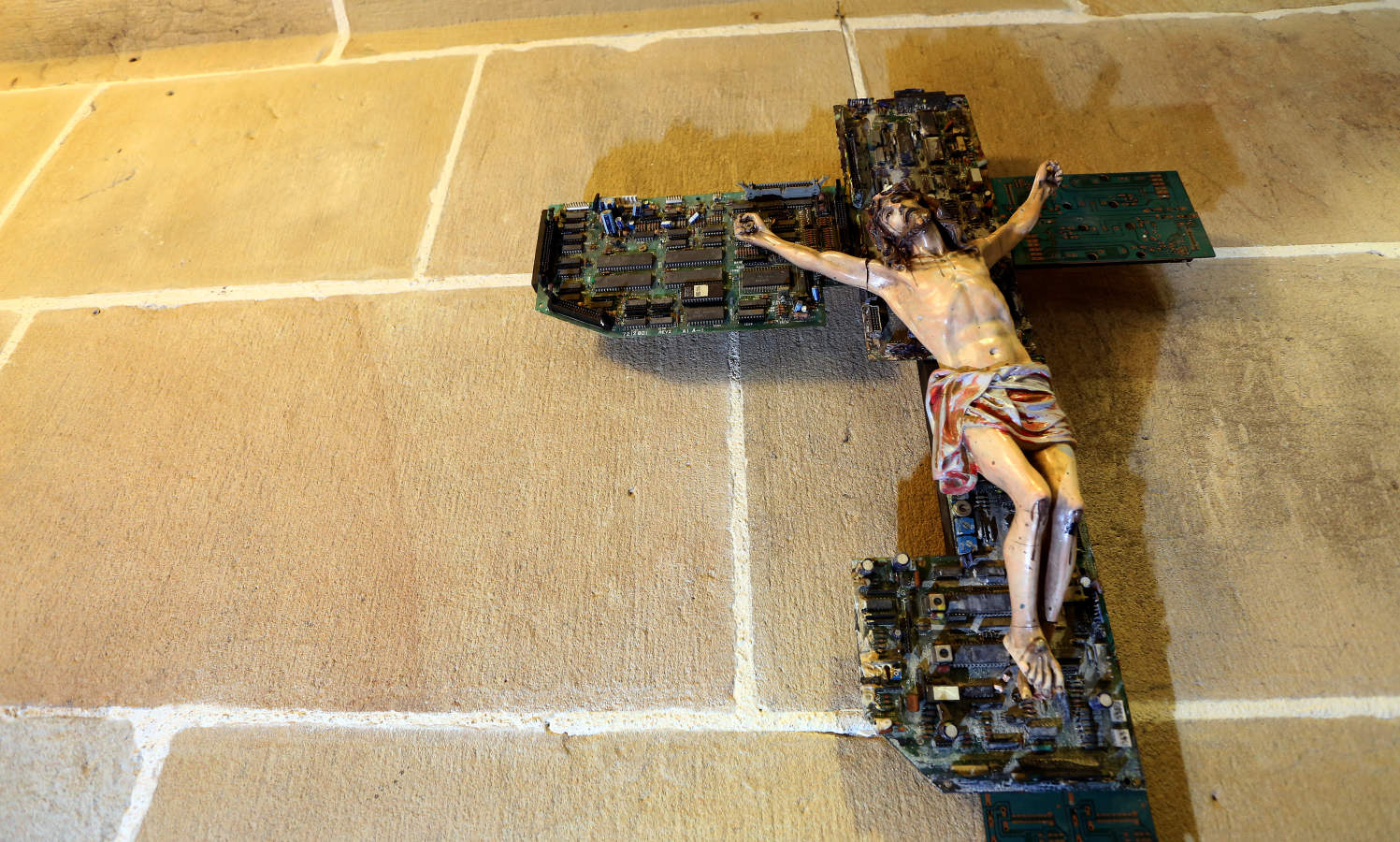 D.Museoa alberga desde este viernes y hasta el próximo 20 de mayo una exposición que, bajo el título 'Espacio para una Aparición', muestra las diferentes visiones de la iconografía cristiana de Gorka Salmerón y Joxan Iza que exponen juntos por primera vez.