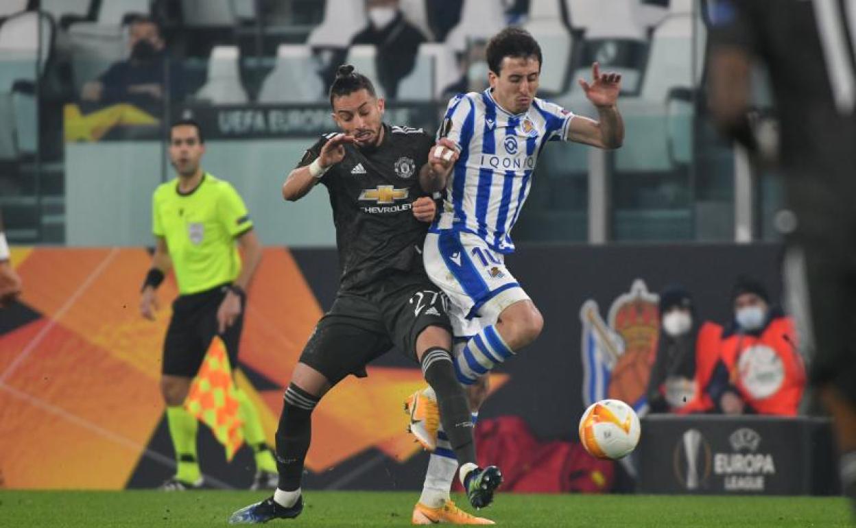 Mikel Oyarzabal pugna por un balón en el Real Sociedad - Manchester United 4 de ayer. 