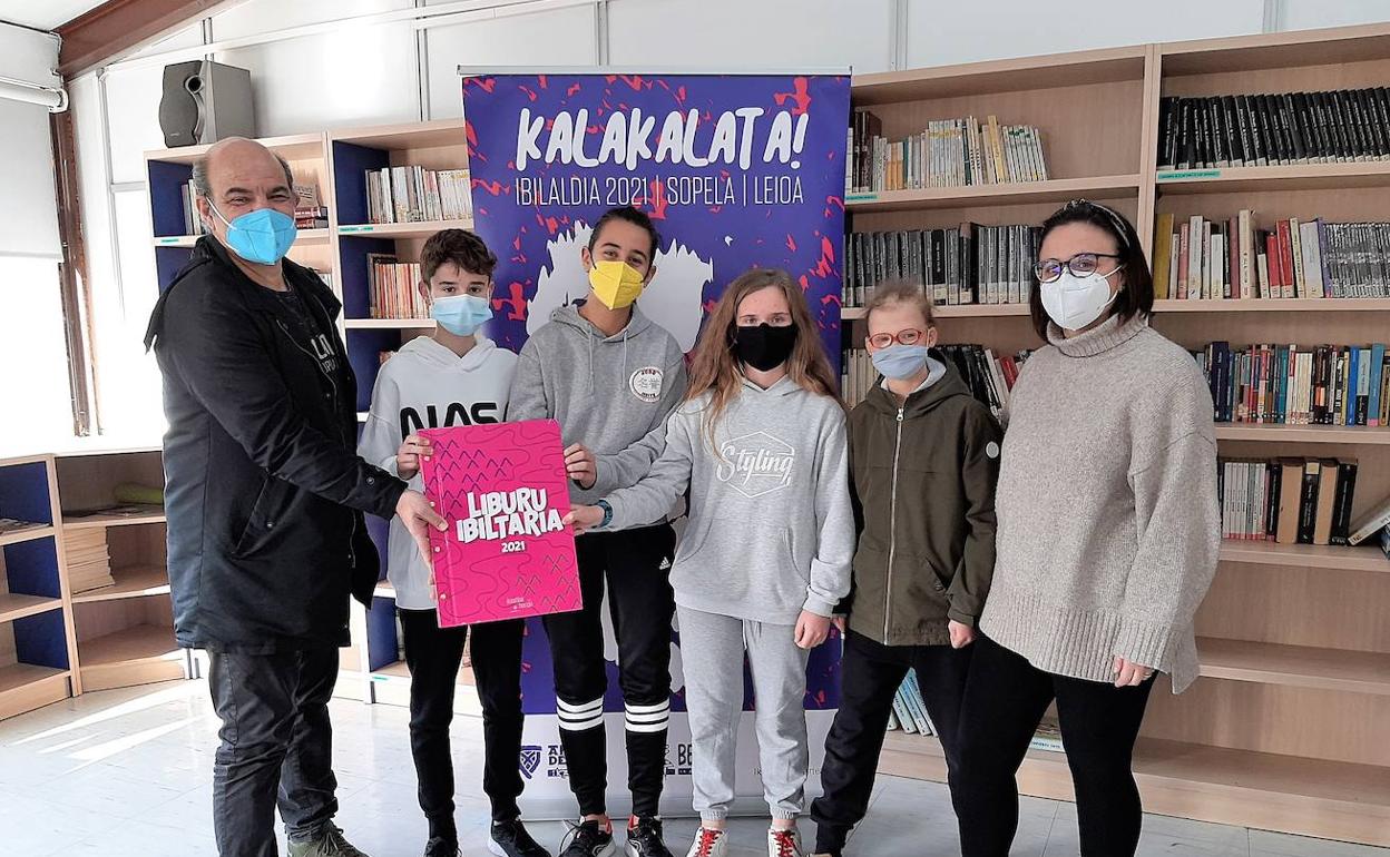 Koldo Tellitu, Sopelako Ander Deuna ikastolako DBH 3ko ikasleekin, haien lana baita liburua idazten hastea.