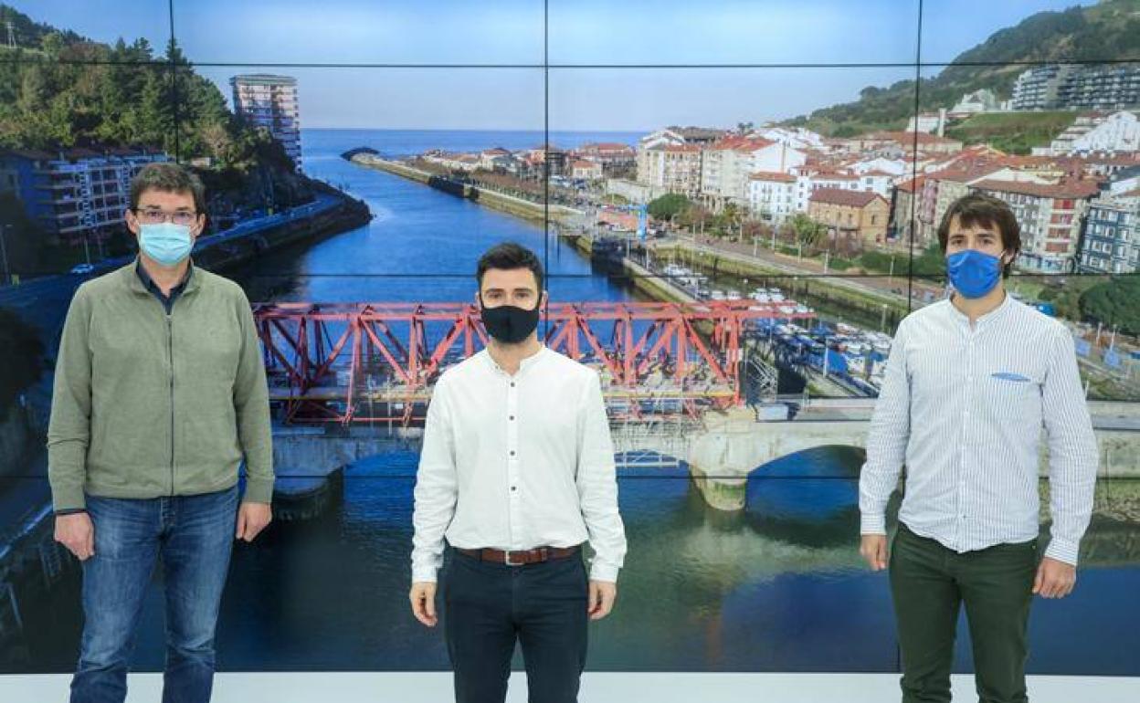 Joseba Palenzuela, alcalde de Mutriku; Harkaitz Millán, diputado foral de Cultura, y Gilen García, primer edil de Deba. 