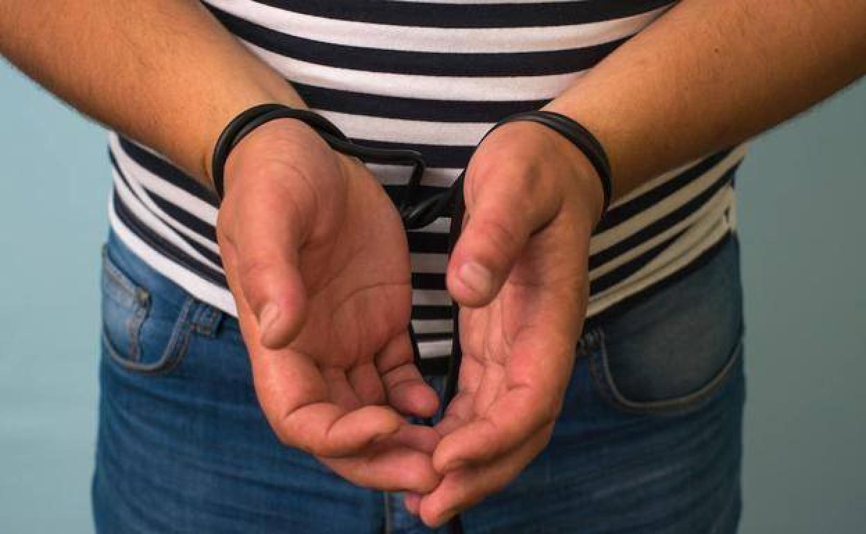 Secuestra en Vitoria a una mujer a la que acosaba y la lleva en coche hasta Bilbao