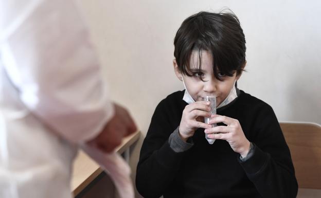 Salud prueba los test de saliva en colegios vascos