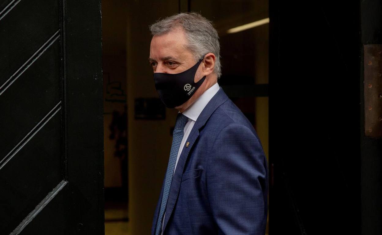 El lehendakari Urkullu, a su llegada al pleno de control que se celebra este viernes en el Parlamento Vasco.