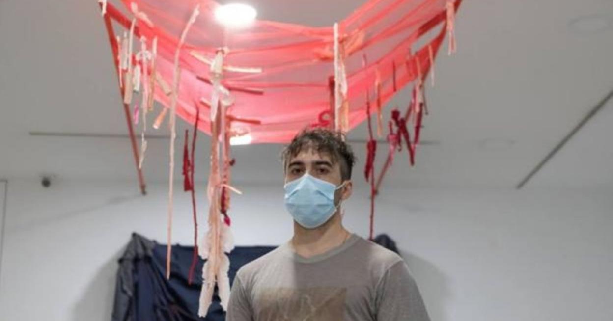 Daniel Llaría deconstruye las prendas de trabajo tradicionales para sus esculturas. 