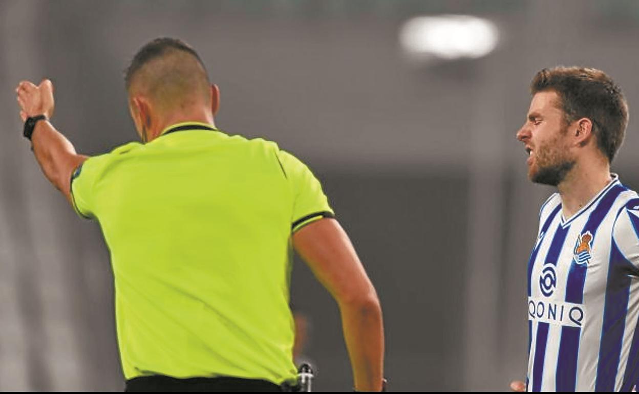 Illarramendi se lamenta cuando el árbitro concede el segundo gol del Manchester United tras revisarlo en el VAR. 