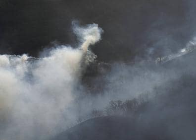 Imagen secundaria 1 - El mayor incendio en una década en Gipuzkoa