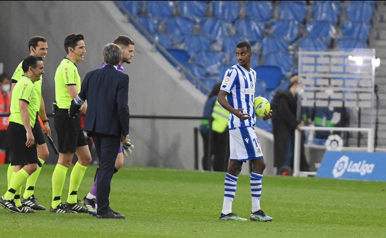 Alexander Isak se lleva el balón tras finalizar el partido en el Reale Arena. 