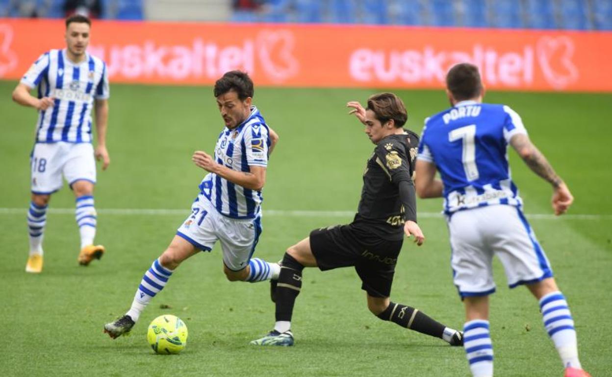 Silva, que regatea a Córdoba, asistió a Isak en su segundo gol y a Portu para que marcasen