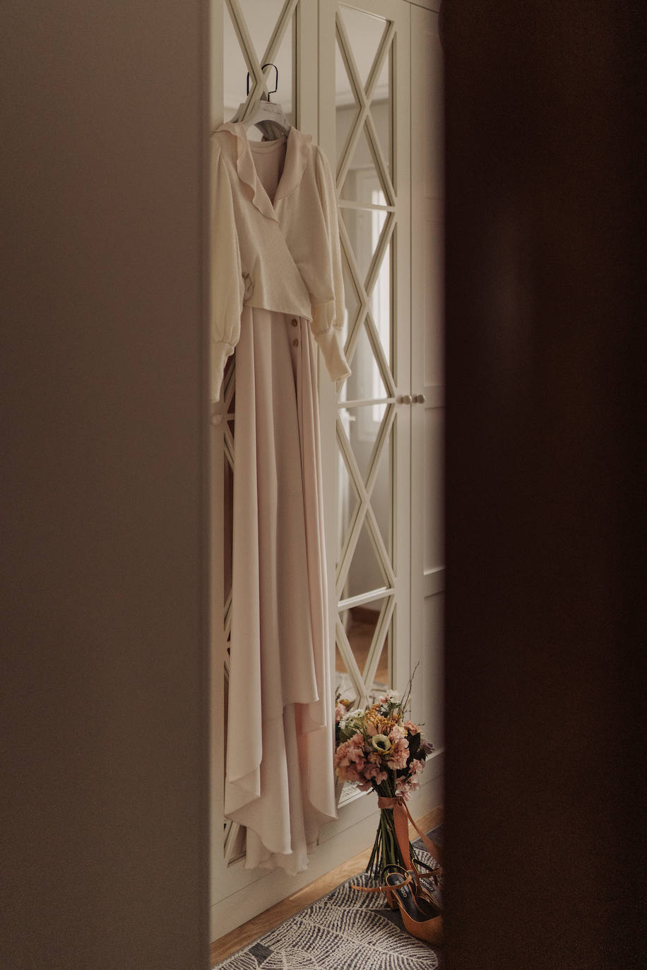 Este pasado fin de semana, Maialen y Alberto decidieron darse el «sí quiero» en 'petit comité', acompañados únicamente por Argiñe y Goizargi, amigas de la pareja, quienes se encargaron de oficiar la ceremonia y cenar con los recién casados. El enlace tuvo lugar en 'Mi Castillo de Arena', el traje del novio corrió a cargo de la firma guipuzcoana Aldabaldetreku y Yolanda Torres fue la responsable de confeccionar el de la novia. El resto de amigos y familiares pudieron ver el enlace de manera virtual a través de 'Bodas Muy Mía', empresa encargada de la organización, coordinación y decoración de la boda. Sin duda, un evento íntimo para el recuerdo. He aquí el álbum de las fotos más emotivas e increíbles de la jornada