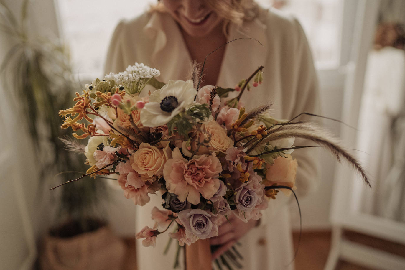Este pasado fin de semana, Maialen y Alberto decidieron darse el «sí quiero» en 'petit comité', acompañados únicamente por Argiñe y Goizargi, amigas de la pareja, quienes se encargaron de oficiar la ceremonia y cenar con los recién casados. El enlace tuvo lugar en 'Mi Castillo de Arena', el traje del novio corrió a cargo de la firma guipuzcoana Aldabaldetreku y Yolanda Torres fue la responsable de confeccionar el de la novia. El resto de amigos y familiares pudieron ver el enlace de manera virtual a través de 'Bodas Muy Mía', empresa encargada de la organización, coordinación y decoración de la boda. Sin duda, un evento íntimo para el recuerdo. He aquí el álbum de las fotos más emotivas e increíbles de la jornada