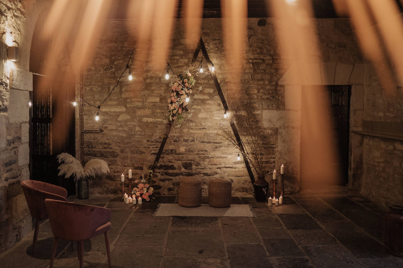 Este pasado fin de semana, Maialen y Alberto decidieron darse el «sí quiero» en 'petit comité', acompañados únicamente por Argiñe y Goizargi, amigas de la pareja, quienes se encargaron de oficiar la ceremonia y cenar con los recién casados. El enlace tuvo lugar en 'Mi Castillo de Arena', el traje del novio corrió a cargo de la firma guipuzcoana Aldabaldetreku y Yolanda Torres fue la responsable de confeccionar el de la novia. El resto de amigos y familiares pudieron ver el enlace de manera virtual a través de 'Bodas Muy Mía', empresa encargada de la organización, coordinación y decoración de la boda. Sin duda, un evento íntimo para el recuerdo. He aquí el álbum de las fotos más emotivas e increíbles de la jornada