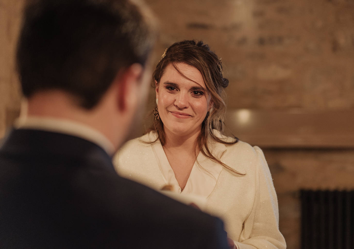 Este pasado fin de semana, Maialen y Alberto decidieron darse el «sí quiero» en 'petit comité', acompañados únicamente por Argiñe y Goizargi, amigas de la pareja, quienes se encargaron de oficiar la ceremonia y cenar con los recién casados. El enlace tuvo lugar en 'Mi Castillo de Arena', el traje del novio corrió a cargo de la firma guipuzcoana Aldabaldetreku y Yolanda Torres fue la responsable de confeccionar el de la novia. El resto de amigos y familiares pudieron ver el enlace de manera virtual a través de 'Bodas Muy Mía', empresa encargada de la organización, coordinación y decoración de la boda. Sin duda, un evento íntimo para el recuerdo. He aquí el álbum de las fotos más emotivas e increíbles de la jornada