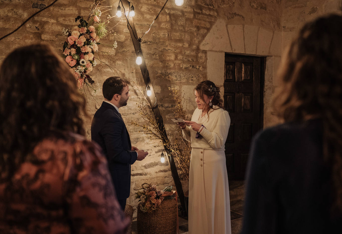 Este pasado fin de semana, Maialen y Alberto decidieron darse el «sí quiero» en 'petit comité', acompañados únicamente por Argiñe y Goizargi, amigas de la pareja, quienes se encargaron de oficiar la ceremonia y cenar con los recién casados. El enlace tuvo lugar en 'Mi Castillo de Arena', el traje del novio corrió a cargo de la firma guipuzcoana Aldabaldetreku y Yolanda Torres fue la responsable de confeccionar el de la novia. El resto de amigos y familiares pudieron ver el enlace de manera virtual a través de 'Bodas Muy Mía', empresa encargada de la organización, coordinación y decoración de la boda. Sin duda, un evento íntimo para el recuerdo. He aquí el álbum de las fotos más emotivas e increíbles de la jornada