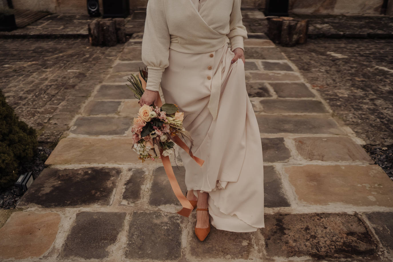 Este pasado fin de semana, Maialen y Alberto decidieron darse el «sí quiero» en 'petit comité', acompañados únicamente por Argiñe y Goizargi, amigas de la pareja, quienes se encargaron de oficiar la ceremonia y cenar con los recién casados. El enlace tuvo lugar en 'Mi Castillo de Arena', el traje del novio corrió a cargo de la firma guipuzcoana Aldabaldetreku y Yolanda Torres fue la responsable de confeccionar el de la novia. El resto de amigos y familiares pudieron ver el enlace de manera virtual a través de 'Bodas Muy Mía', empresa encargada de la organización, coordinación y decoración de la boda. Sin duda, un evento íntimo para el recuerdo. He aquí el álbum de las fotos más emotivas e increíbles de la jornada