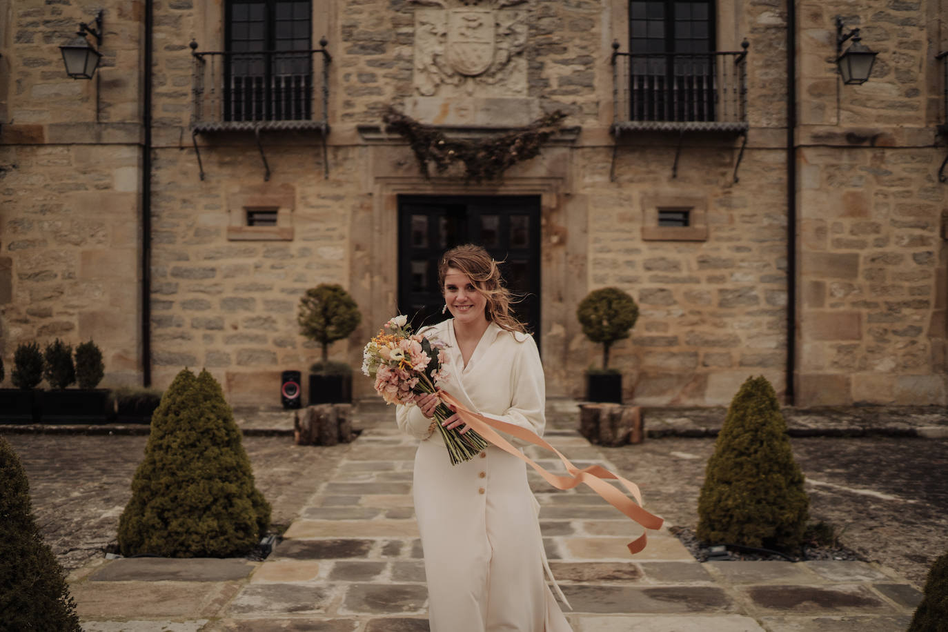 Este pasado fin de semana, Maialen y Alberto decidieron darse el «sí quiero» en 'petit comité', acompañados únicamente por Argiñe y Goizargi, amigas de la pareja, quienes se encargaron de oficiar la ceremonia y cenar con los recién casados. El enlace tuvo lugar en 'Mi Castillo de Arena', el traje del novio corrió a cargo de la firma guipuzcoana Aldabaldetreku y Yolanda Torres fue la responsable de confeccionar el de la novia. El resto de amigos y familiares pudieron ver el enlace de manera virtual a través de 'Bodas Muy Mía', empresa encargada de la organización, coordinación y decoración de la boda. Sin duda, un evento íntimo para el recuerdo. He aquí el álbum de las fotos más emotivas e increíbles de la jornada