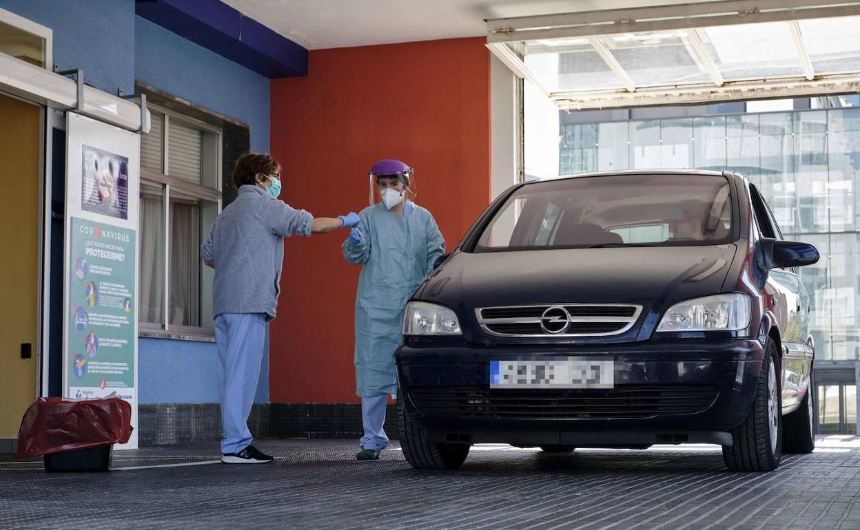 El Hospital Donostia ya hizo PCR sin que la persona tuviera que bajar del coche, una fórmula similar a la que ahora se usará para las vacunas. 