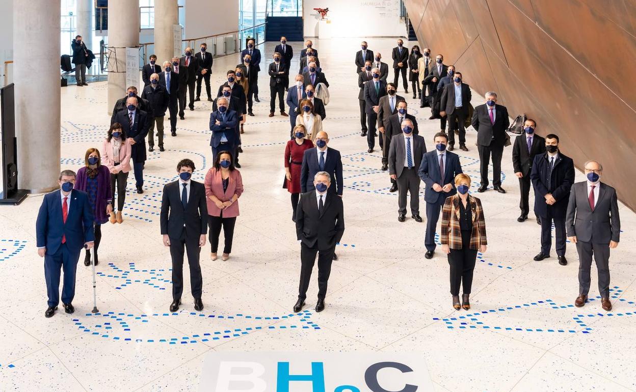 Miembros de las empresas y entidades parcitipantes en la iniciativa posan en el Palacio Euskalduna de Bilbao. 