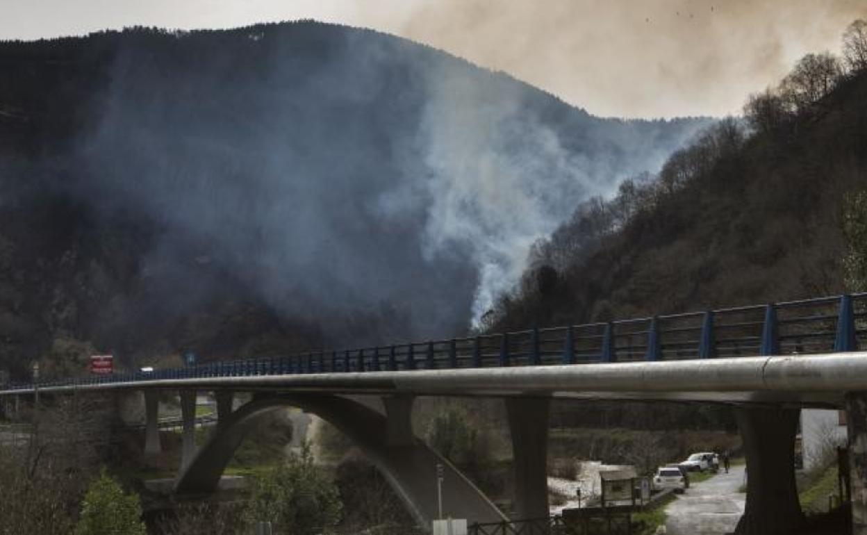 Imagen del incendio desatado este fin de semana en Bera, que se extendio hacia Irun. 