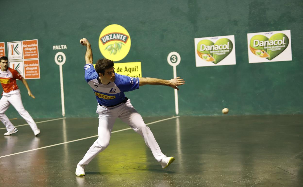 Zabaleta arma el brazo para golpear de derecha el domingo en el Astelena de Eibar. Al fondo, Ladis Galarza reculando.
