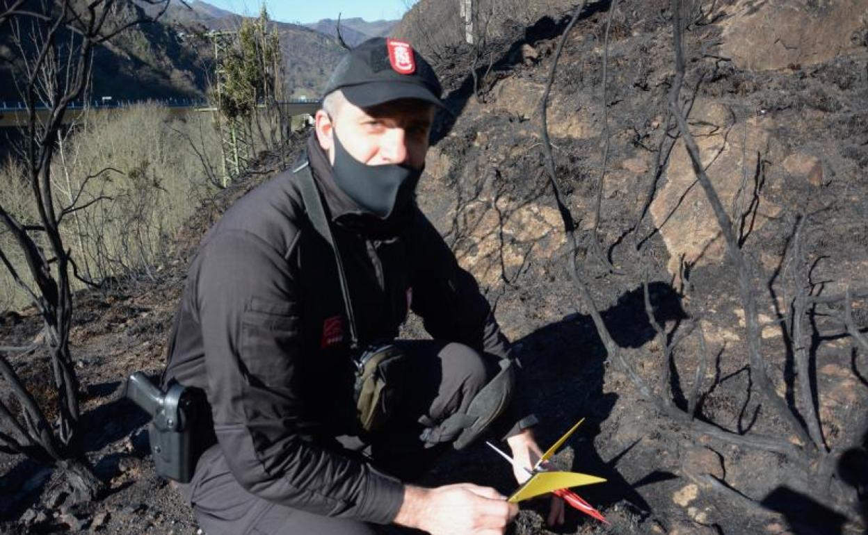 David Miqueleiz con los banderines amarillos y rojos con los que marcan la dirección del fuego, en Bera. 