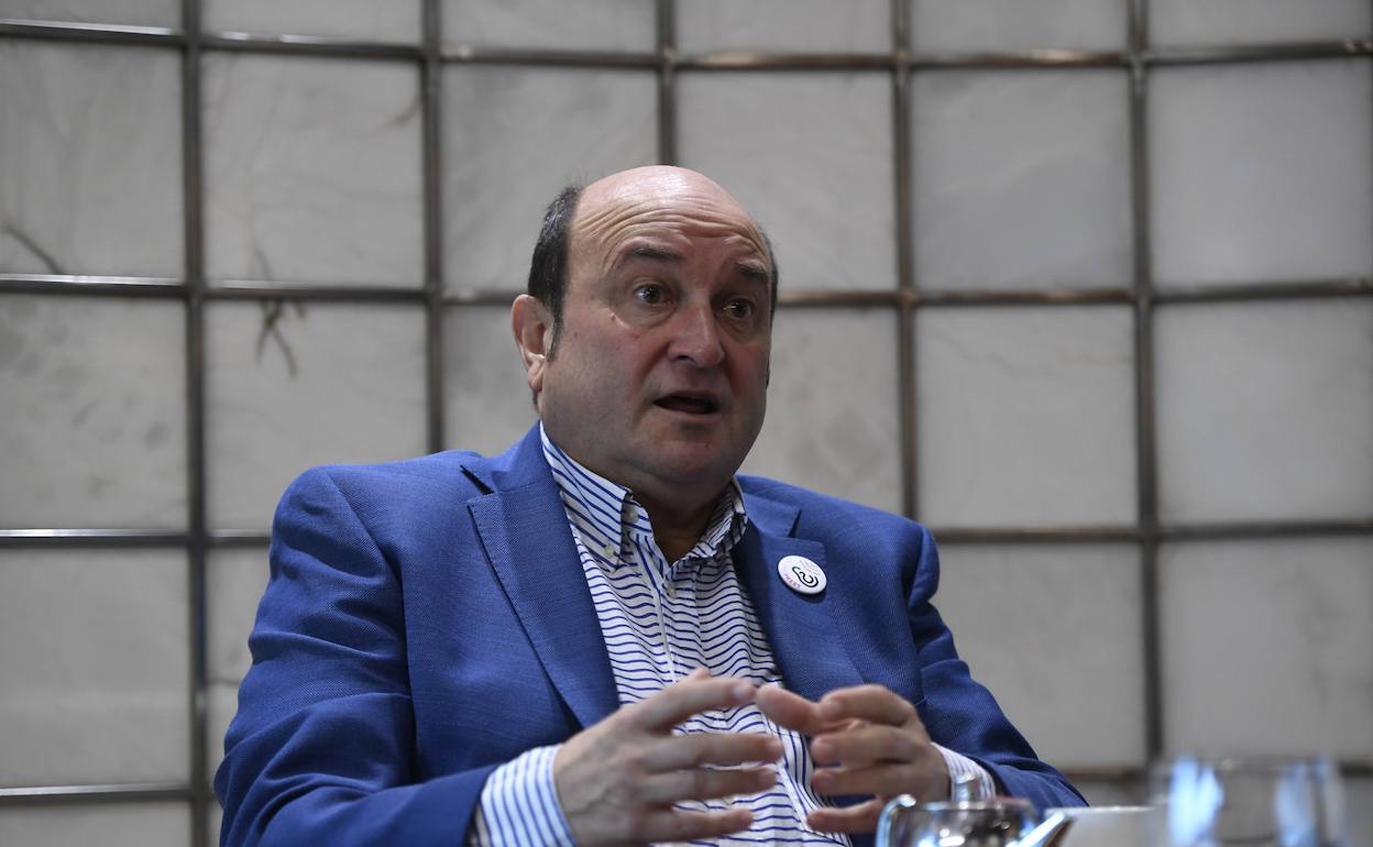 Andoni Ortuzar, en su despacho en la sede de Sabin Etxea.