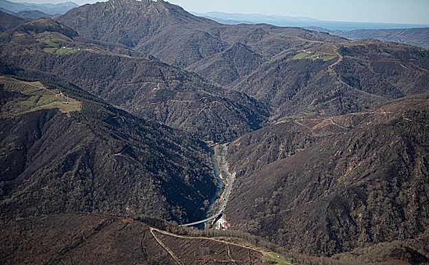 Imagen principal - Buscan testigos para saber el origen de los dos focos «cercanos» del incendio