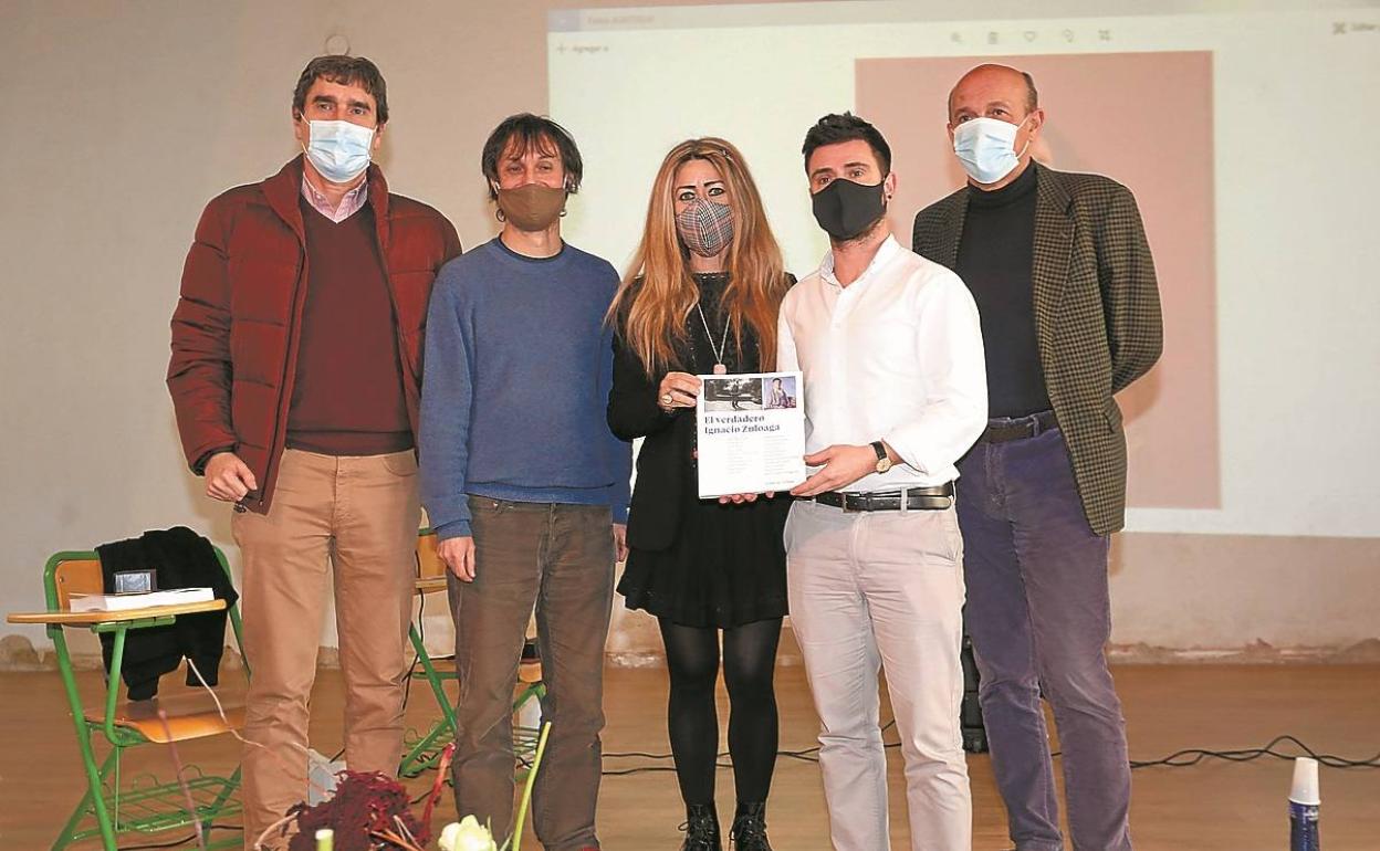 Responsables institucionales y del Instituto Ignacio Zuloaga presentaron el libro en el centro. 