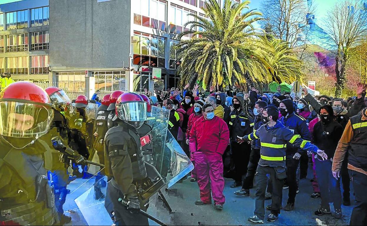 Los trabajadores de Tubacex se concentraron a las puertas de las plantas de Llodio y Amurrio.