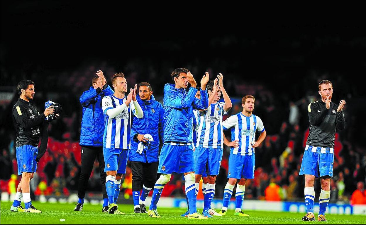 Inolvidable. Los jugadores de la Real saludan a la afición al término del partido del 23 de octubre de 2013 en Old Trafford.