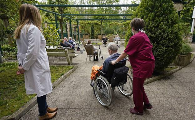 Las residencias de mayores retoman los ingresos tras un año de parón por la pandemia