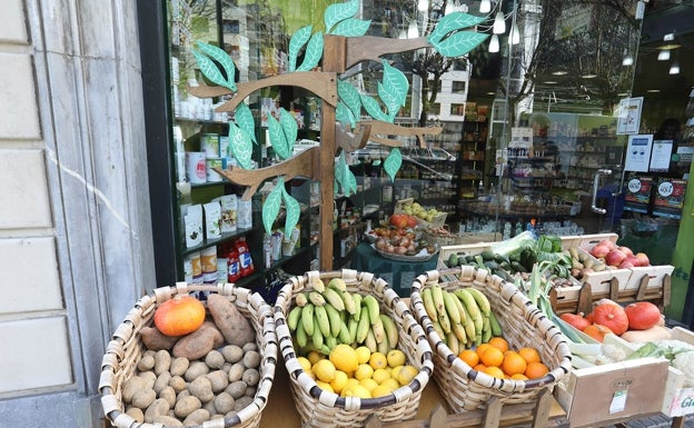 Color y sabor en la exposición de frutas y verduras de Herboristería Zuhaitz. 