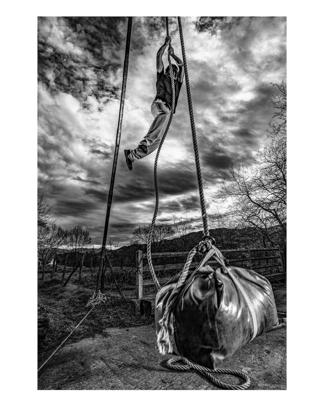 La editorial tolosarra Xibarit acaba de publicar 'Herri Kirolak. Juegos del pueblo vasco. Euskal Herriaren jokoak', un libro que repasa los orígenes y fundamentos del deporte rural vasco de la mano de Joseba Urretavizcaya y Álvaro Bermejo.