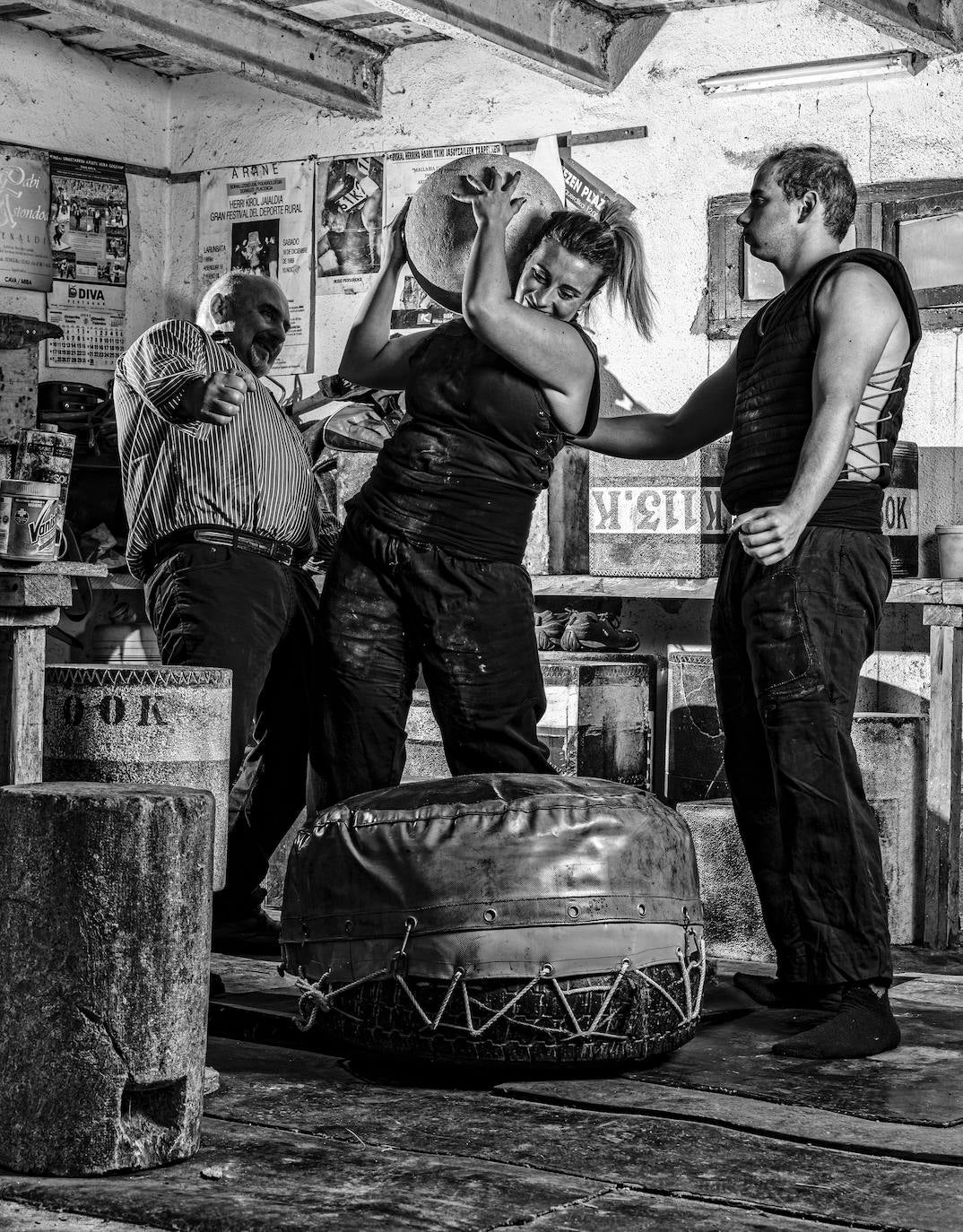 La editorial tolosarra Xibarit acaba de publicar 'Herri Kirolak. Juegos del pueblo vasco. Euskal Herriaren jokoak', un libro que repasa los orígenes y fundamentos del deporte rural vasco de la mano de Joseba Urretavizcaya y Álvaro Bermejo.