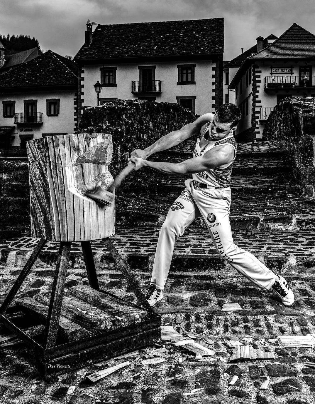 La editorial tolosarra Xibarit acaba de publicar 'Herri Kirolak. Juegos del pueblo vasco. Euskal Herriaren jokoak', un libro que repasa los orígenes y fundamentos del deporte rural vasco de la mano de Joseba Urretavizcaya y Álvaro Bermejo.