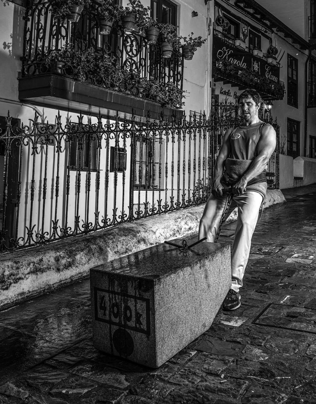 La editorial tolosarra Xibarit acaba de publicar 'Herri Kirolak. Juegos del pueblo vasco. Euskal Herriaren jokoak', un libro que repasa los orígenes y fundamentos del deporte rural vasco de la mano de Joseba Urretavizcaya y Álvaro Bermejo.