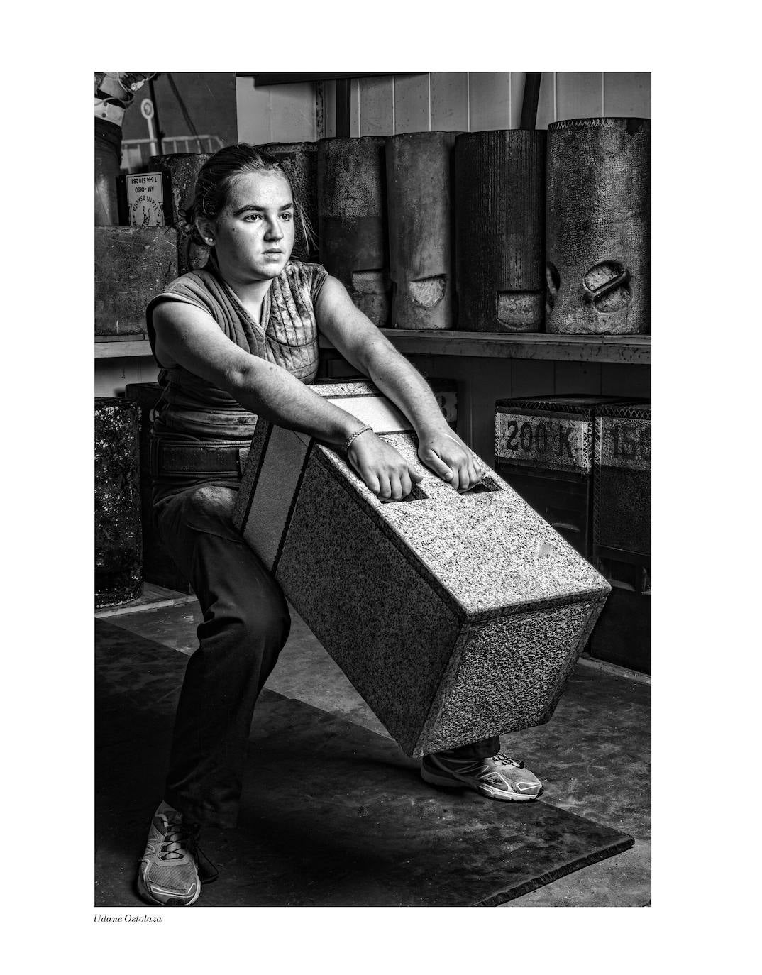 La editorial tolosarra Xibarit acaba de publicar 'Herri Kirolak. Juegos del pueblo vasco. Euskal Herriaren jokoak', un libro que repasa los orígenes y fundamentos del deporte rural vasco de la mano de Joseba Urretavizcaya y Álvaro Bermejo.