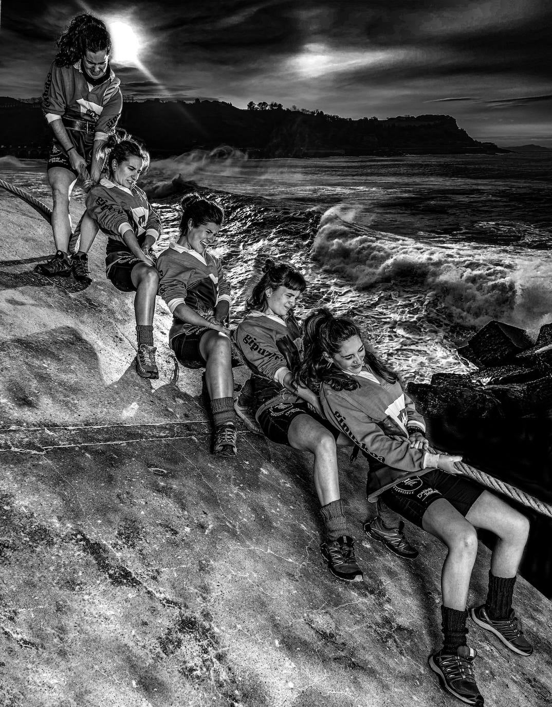 La editorial tolosarra Xibarit acaba de publicar 'Herri Kirolak. Juegos del pueblo vasco. Euskal Herriaren jokoak', un libro que repasa los orígenes y fundamentos del deporte rural vasco de la mano de Joseba Urretavizcaya y Álvaro Bermejo.