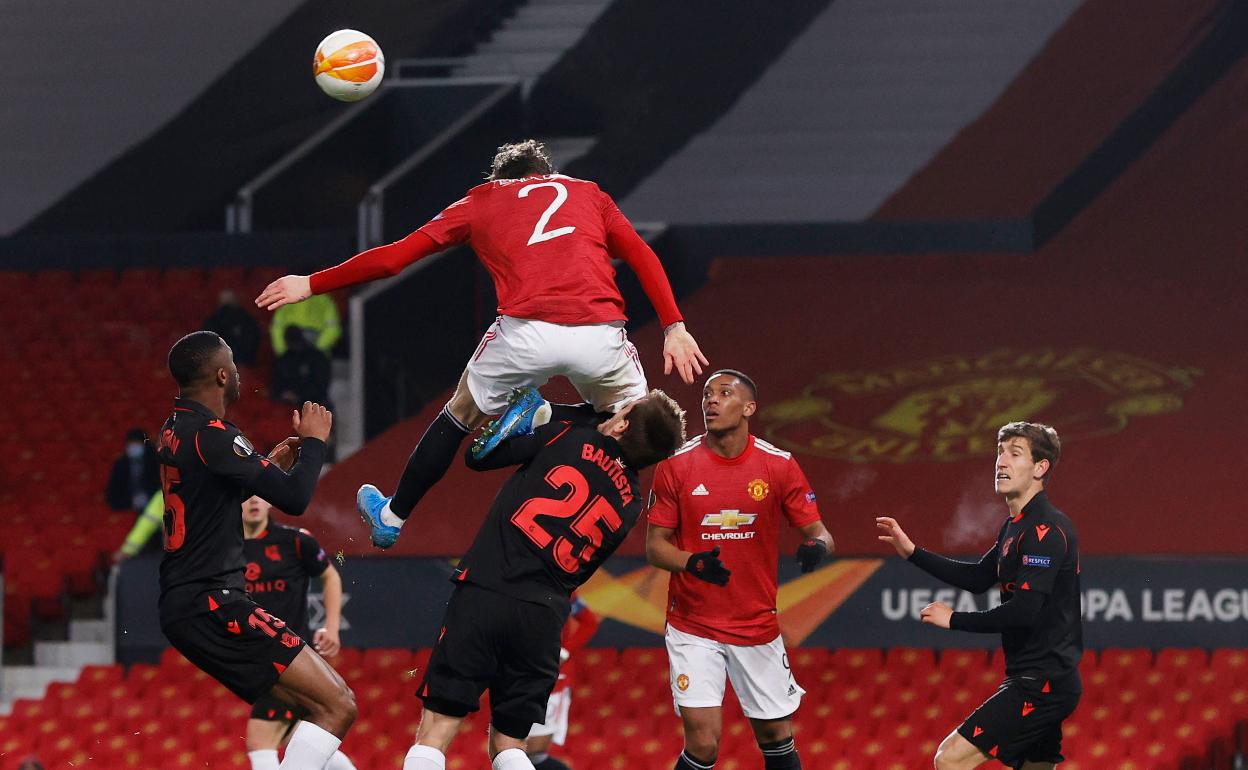 Lindelöf golpea a Jon Bautista en una jugada donde el árbitro anuló el gol del United por falta del sueco al delantero realista en la segunda mitad. 