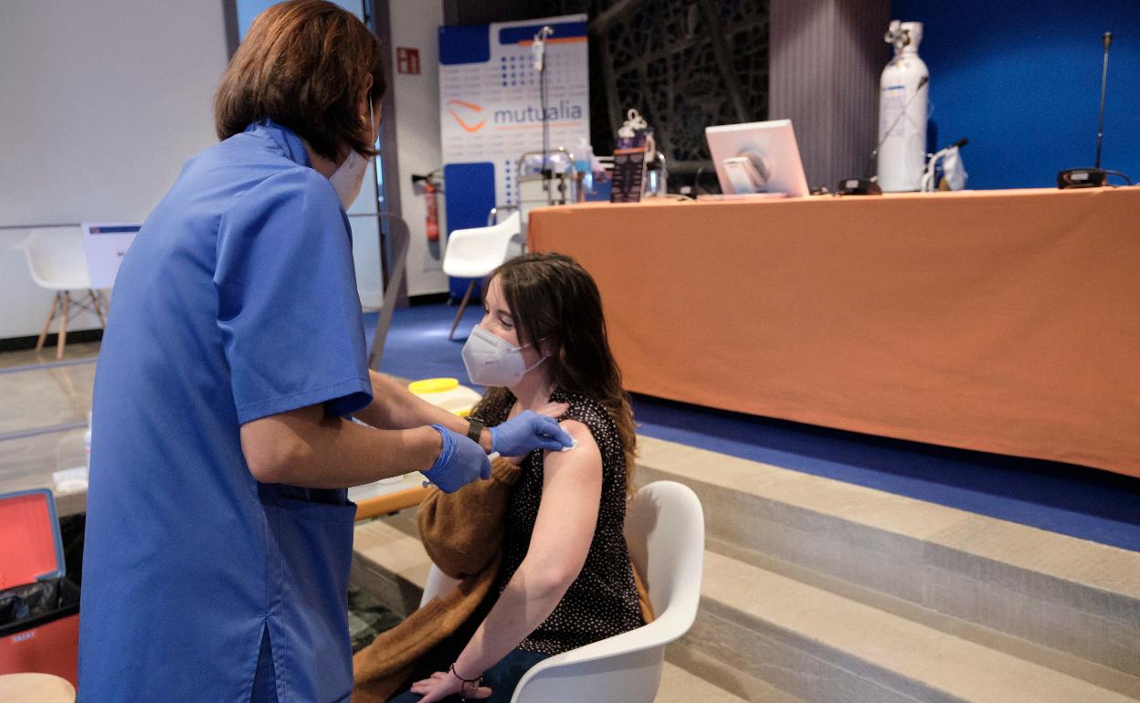 Primeras vacunaciones el viernes en Mutualia. 