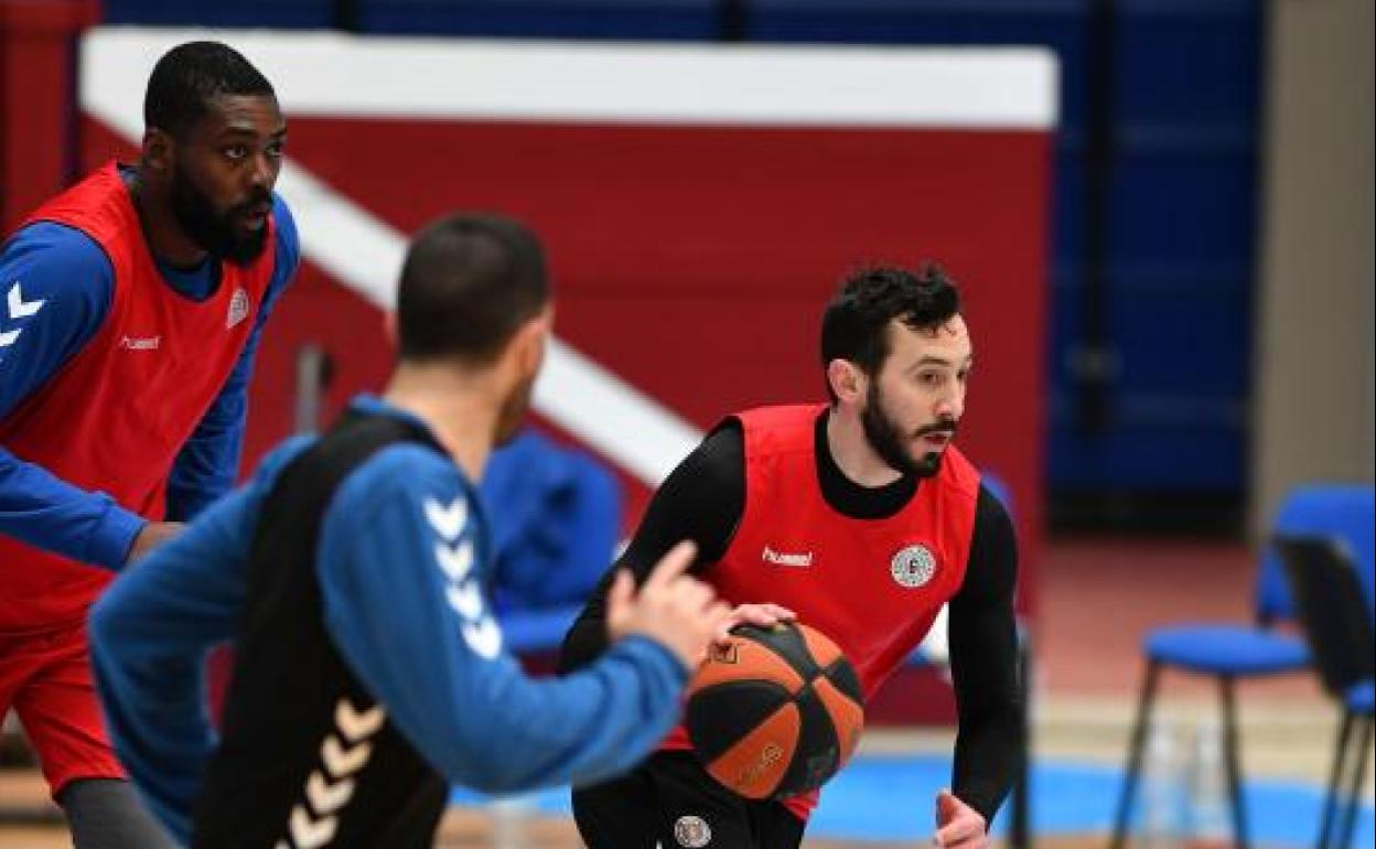 Faggiano ataca acompañado por Oroz y Okouo en un entrenamiento en Illunbe. 