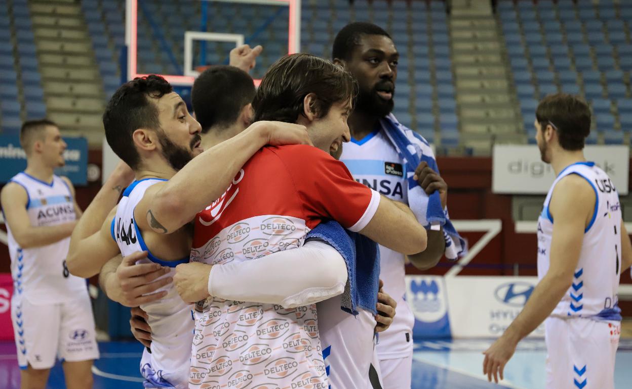 Los jugadores del Acunsa GBC celebran la victoria contra el Estudiantes. 