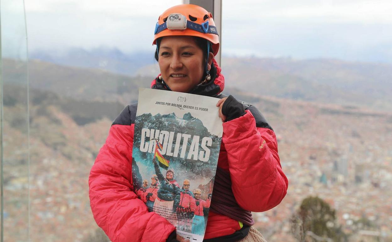 Analía Gonzales eskalatzaile aimara, 'Cholitas' filmaren aurkezpenean. 