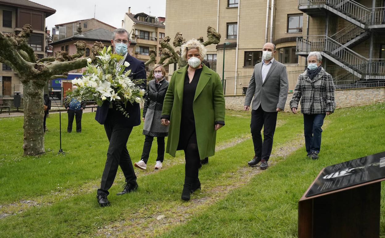 Markel Olano realiza una ofrenda floral en homenaje a los mayores fallecidos esta mañana en Zarautz.