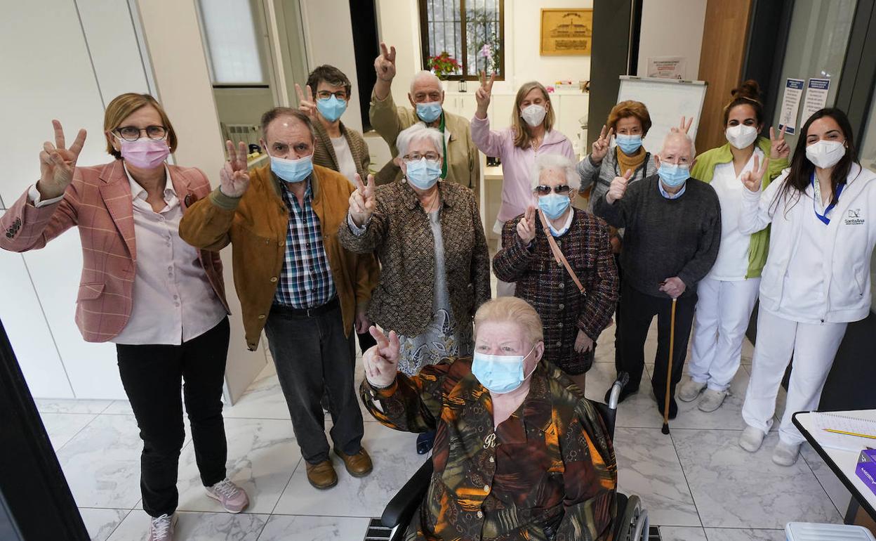 Trabajadoras y usuarios del centro Santa Ana de Zarautz, celebraron ayer la noticia esperanzados.