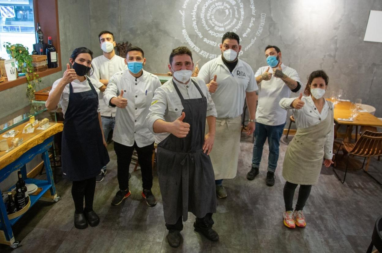 Ismael Iglesias y su equipo, listos para deleitara los comensales del Rita donostiarra. 