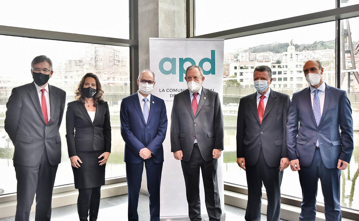 Los dirigentes empresariales y de la APD flanquean al consejero Azpiazu en la apertura de la jornada de ayer en Bilbao. 