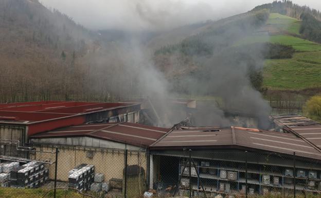 Imagen de los desperfectos ocasionados por el incendio en el tejado de la empresa .