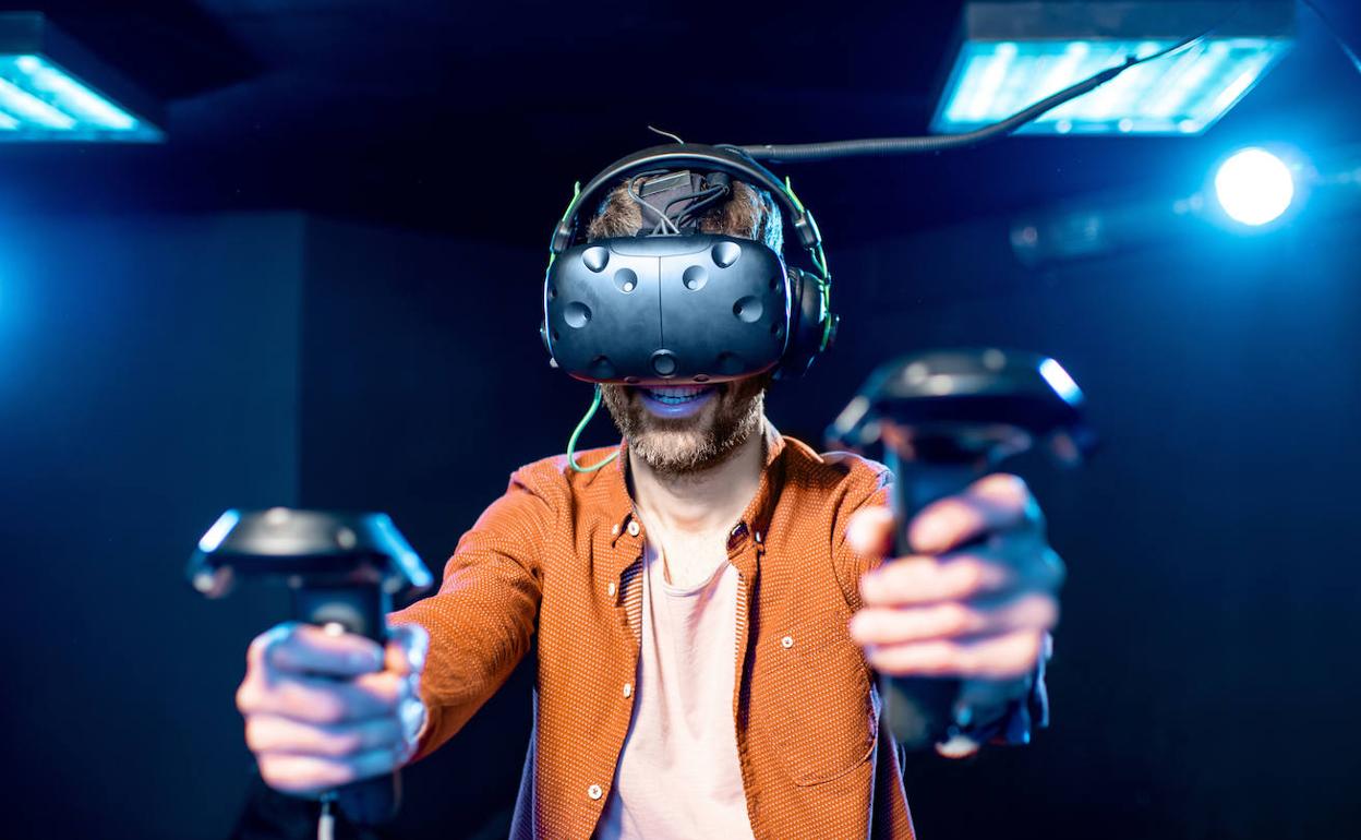 Bat egiten dute argazki honetan sormenak eta teknologiak.